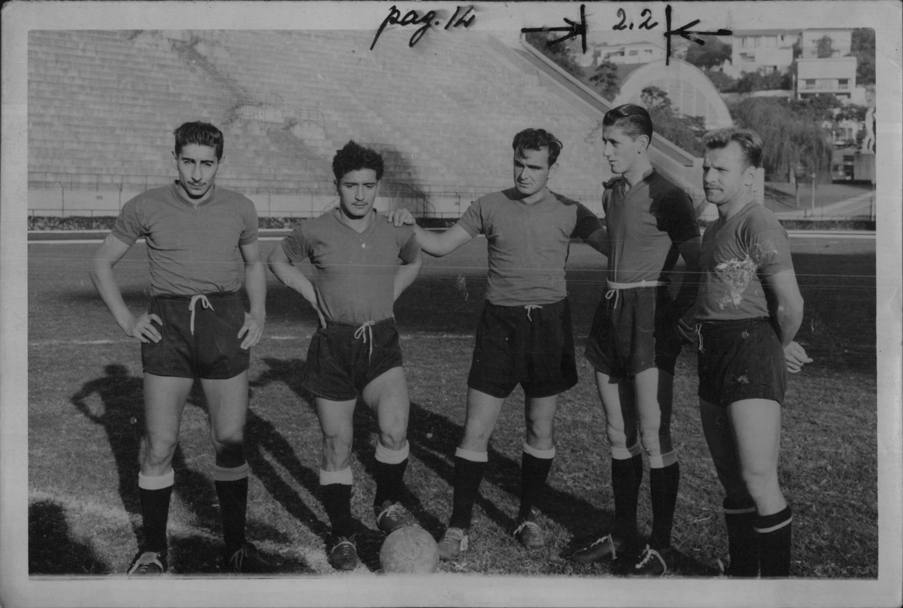18 maggio 1954 la nazionale uruguaiana si allena. Ghiggia il primo a sinistra